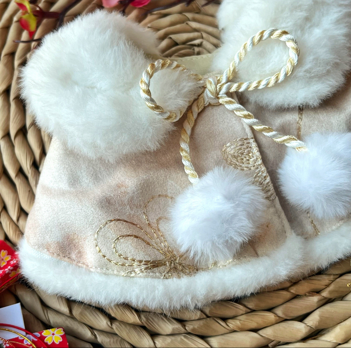 Golden Thread Flower Love Fur Shawl (Apricot) 金線花之戀毛毛披肩（杏色）