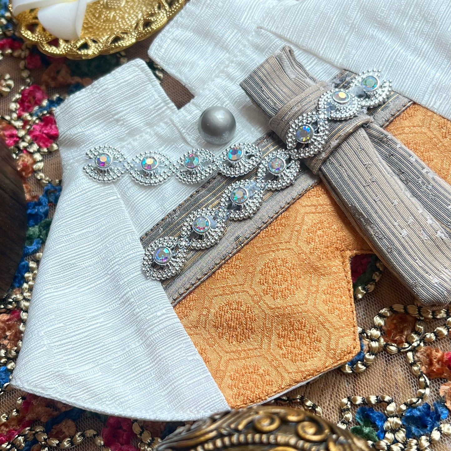 Kun Luo Men's Thai Scarf (White+Golden) Kun Luo男泰服圍巾 (白+黃金色）