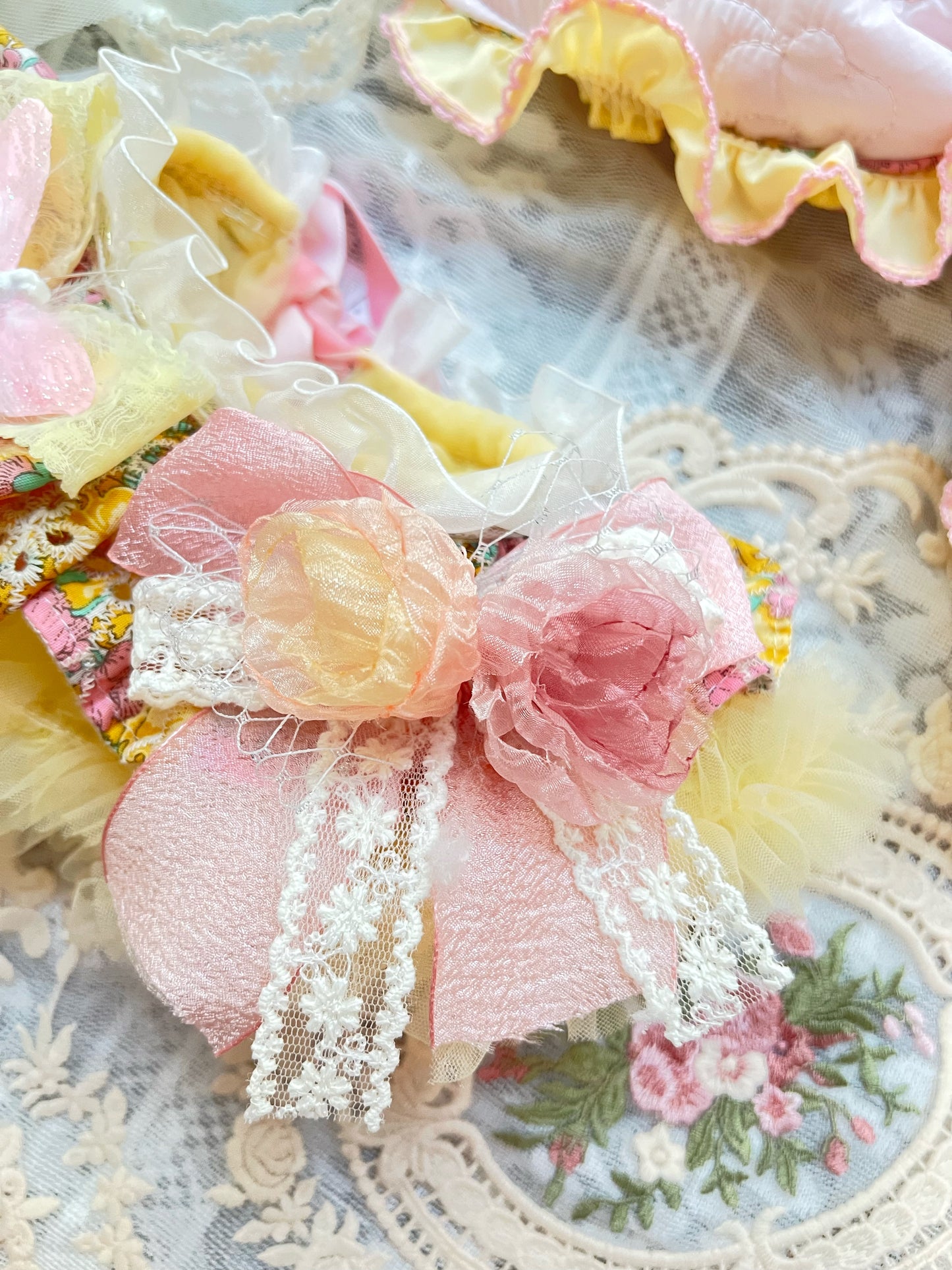 GDC0969 蝴蝶仙子碎花刺繡圍巾（嫩黃拼粉紅）